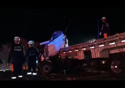 Acidente entre ônibus de turismo e caminhão mata 24 pessoas e deixa 6 feridas