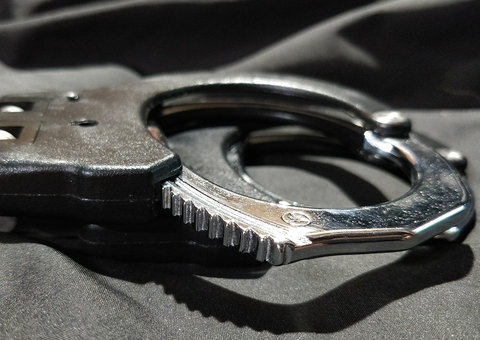 Suspeito de mais de 20 roubos é preso ao ser flagrado invadindo casa