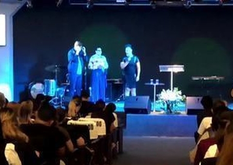 'É dor demais', desabafa mãe de Marília Mendonça em culto 