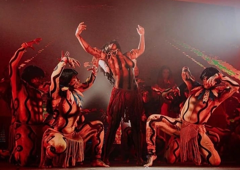 Bailarina amazonense se destaca no carnaval carioca representando povos Yanomami