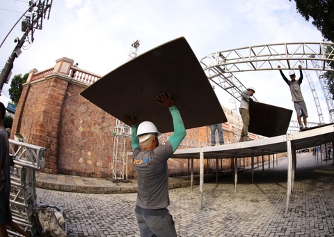 Palco do Réveillon do Largo já está sendo montado em Manaus