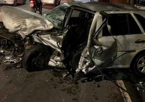 Quatro pessoas ficam feridas após carro ficar destruído em grave acidente em Manaus