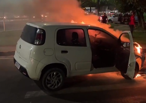 Carro fica destruído ao pegar fogo em avenida de Manaus; vídeo