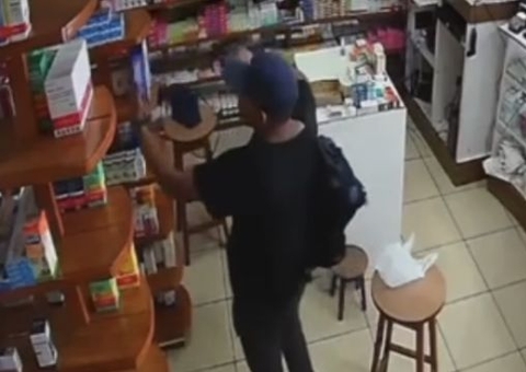 Criminoso faz selfie durante assalto a drogaria em Manaus; vídeo