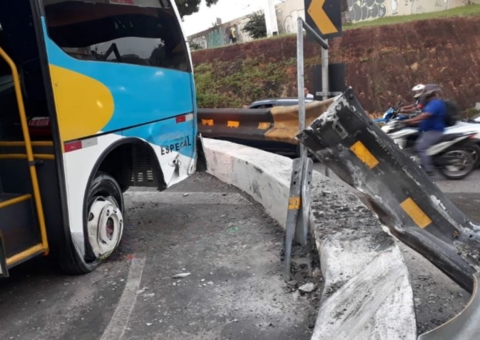 Acidente com micro-ônibus complica trânsito em avenida de Manaus 
