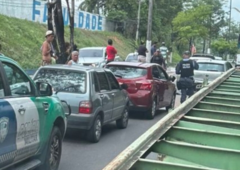 Acidente com 6 carros deixa trânsito travado em avenida de Manaus; vídeo