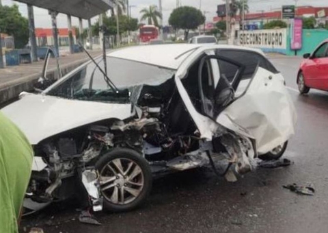 Motorista fica ferido após carro se despedaçar em acidente na Cidade Nova