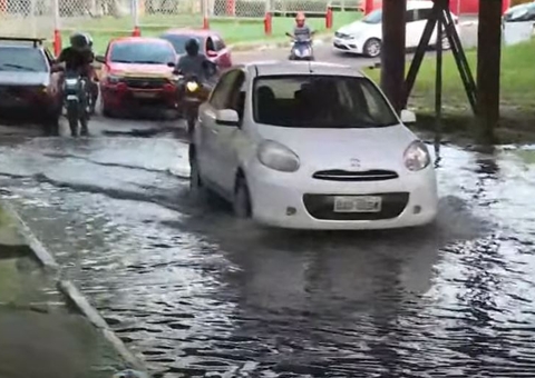 Igarapé invade retorno no Parque dos Bilhares e complica trânsito em Manaus