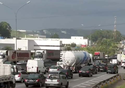 Greve dos caminhoneiros é mantida após Bolsonaro anunciar auxílio diesel