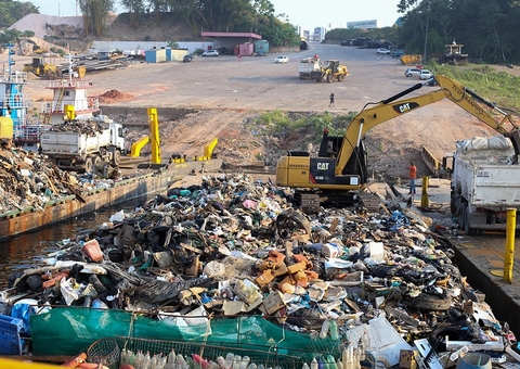 Mais de 220 toneladas de lixo são retiradas das orlas dos rios em Manaus