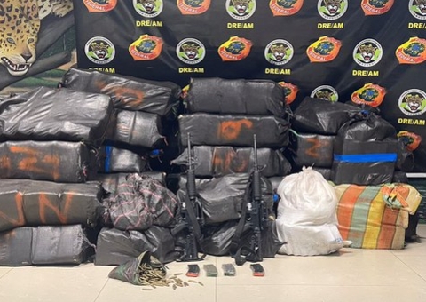 Operação da PF e polícia do Peru apreende fuzis e 900 kg de drogas em Codajás