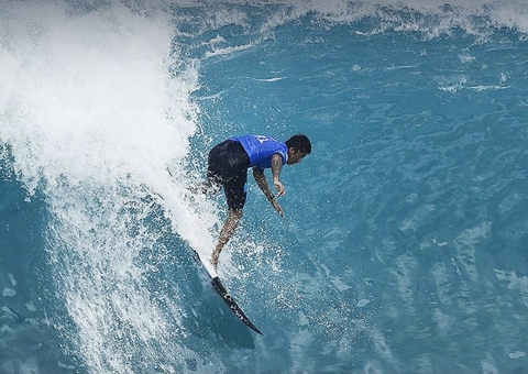 Por que surfistas estão competindo de relógio no campeonato mundial