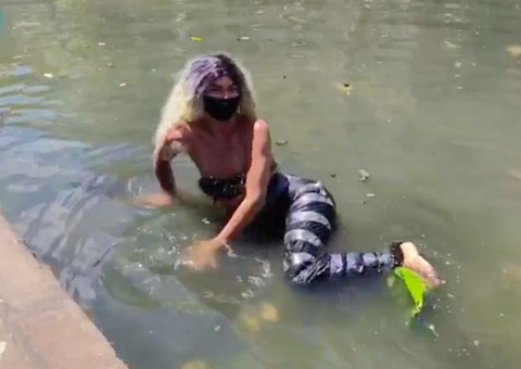 Sereia posa em área alagada pela cheia do Rio Negro em Manaus