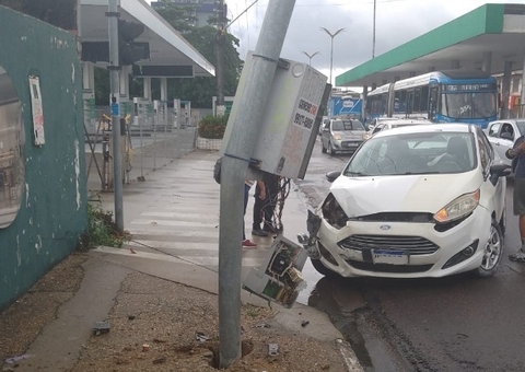 Motorista será processado após quebrar semáforo em acidente na Avenida Constantino Nery