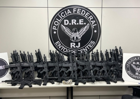 Trio é preso pela PF com 47 fuzis escondidos em mansão e carros de luxo
