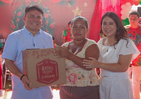 Keitton entrega cestas básicas em ação solidária de Natal em Coari