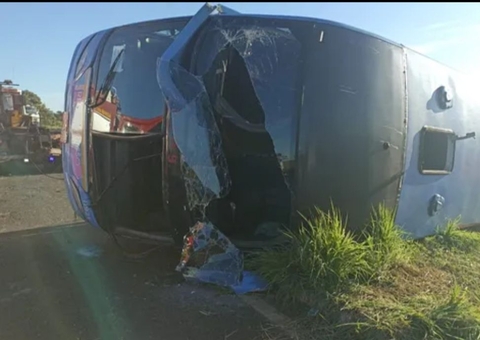 Passageiros de ônibus que tombou em MG foram arremessados e tiveram cabelos arrancados