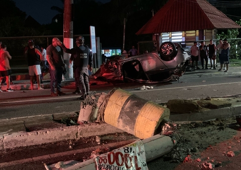 Criminosos capotam carro e ficam presos às ferragens após perseguição em Manaus