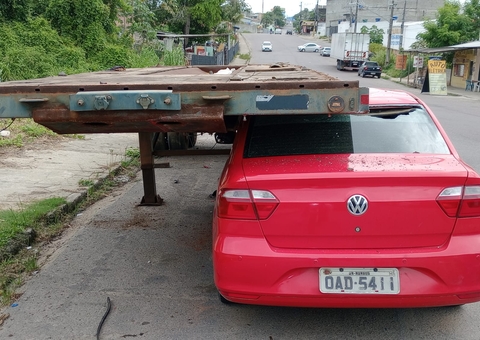 Carro vai parar debaixo de plataforma de carreta estacionada irregular no Novo Aleixo