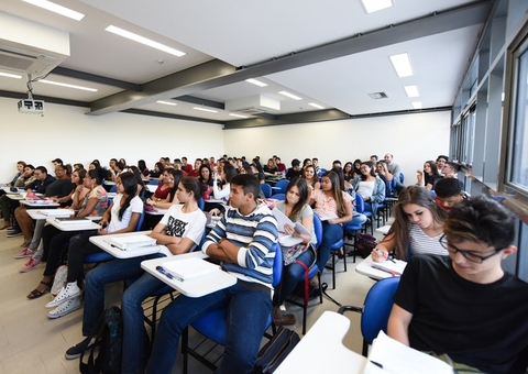 Candidato é eliminado do Enem após celular tocar durante a prova