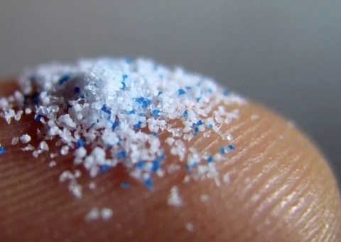 Microplásticos encontrados nas artérias aumentam risco de infarto e AVC