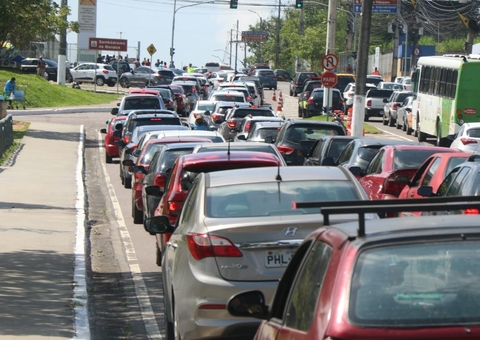 Posto de vacinação contra covid tem fila quilométrica em Manaus