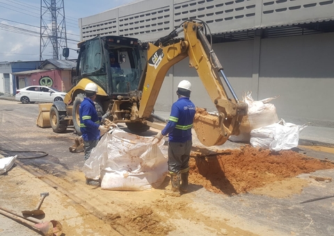 Cratera abre após vazamento de água e interdita rua em Manaus