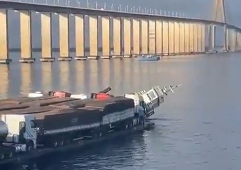 Rebocador naufraga próximo à ponte Rio Negro; veja vídeo