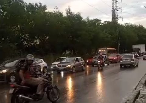 Acidente com caminhão causa congestionamento quilométrico em avenidas de Manaus