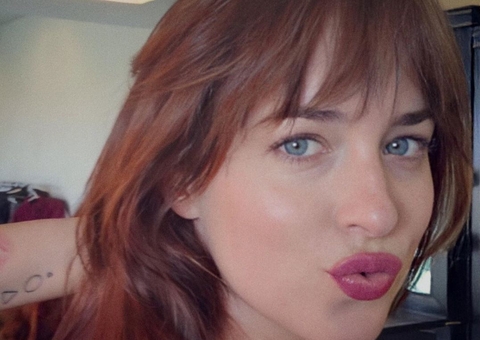 Atriz Dakota Johnson surpreende ao revelar quantas horas dorme por noite