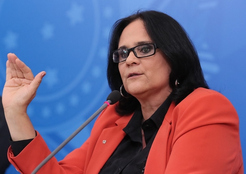 Damares defende veto de Bolsonaro: 'prioridade é vacina ou absorvente?' 