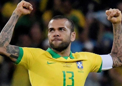 'Não estou aqui para agradar a todos', diz Dani Alves após convocação