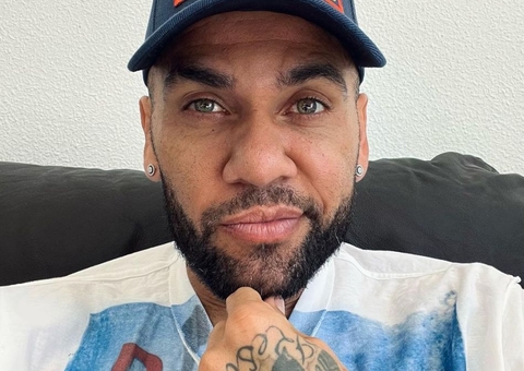Imagens mostram que Daniel Alves ficou 15 minutos com mulher no banheiro
