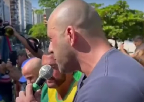 Em ato a favor de Bolsonaro, Daniel Silveira diz que sua prisão foi inconstitucional 
