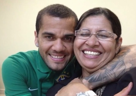 Mãe de Daniel Alves expõe jovem que acusa o jogador de estupro