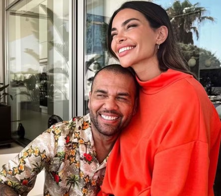 Mulher de Daniel Alves anuncia nascimento do 1º filho do casal
