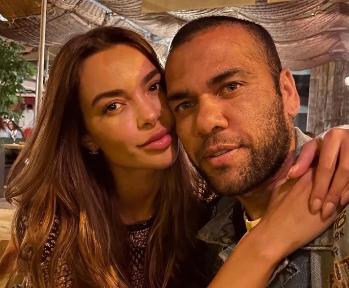 'Mulher virtuosa': Daniel Alves cita a Bíblia em homenagem à esposa 