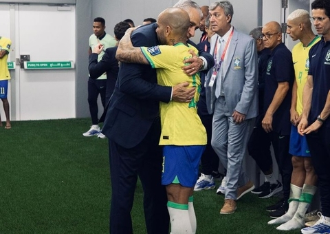 Daniel Alves publica carta aberta a Tite: 'Não mudaria nada'