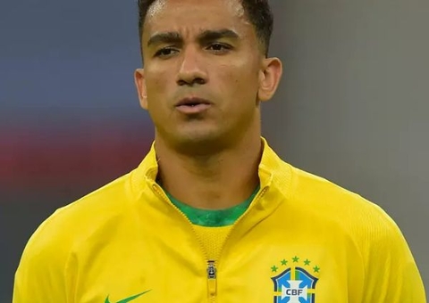 Danilo completa transição para zaga e aumenta dúvida na lateral da seleção