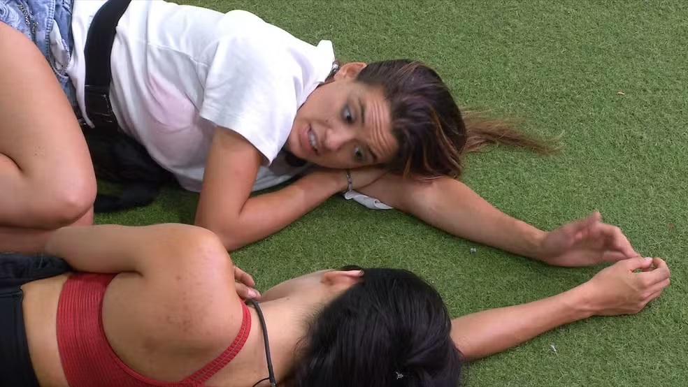 Beatriz diz que brothers querem condenar Davi por usar palavra 'inútil'