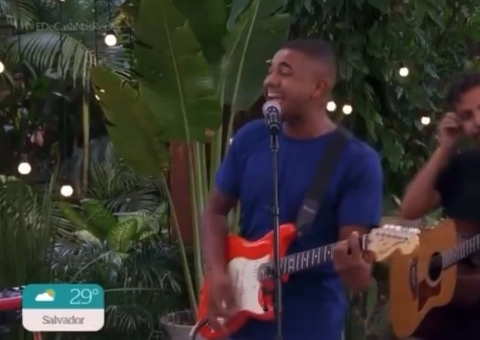 Davi canta louvor e toca guitarra ao vivo no É de Casa após polêmicas; vídeo