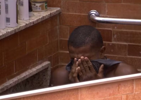 Davi tem crise de choro no banheiro; vídeo