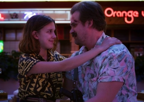 Stranger Things: Millie Bobby Brown acusa David Harbour de assédio e bullying