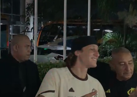 David Luiz é tietado e fala com fãs na porta de hotel de Manaus; vídeo