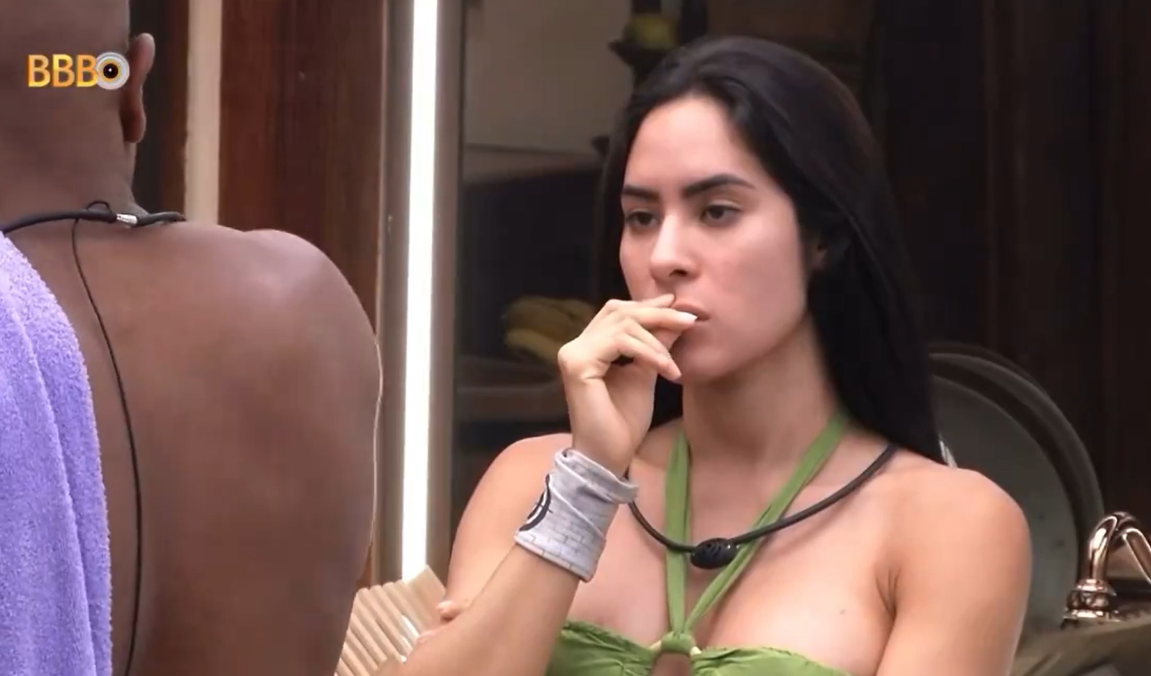 Isabelle descobre proposta de Davi para Alane e confronta brother