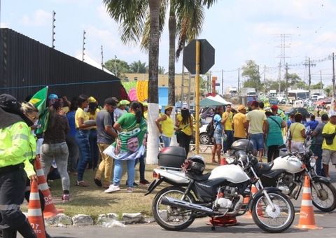 Sob calor de 39ºC, centenas de apoiadores aguardam Bolsonaro para comício em Manaus
