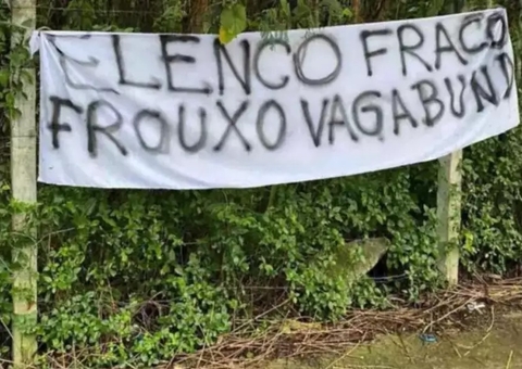 Torcedores do Vasco fazem protesto em acesso ao CT: 'Elenco vagabundo'