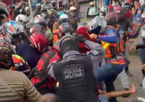 Assaltantes são arrancados de viatura e espancados por mototaxistas em Manaus