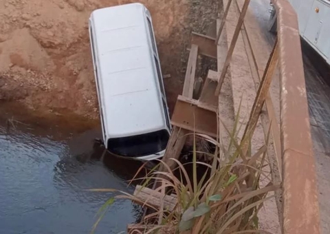 Carro cai no rio ao tentar atravessar ponte no Amazonas