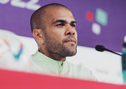 Daniel Alves é convocado para comparecer em tribunal de Barcelona, diz jornal